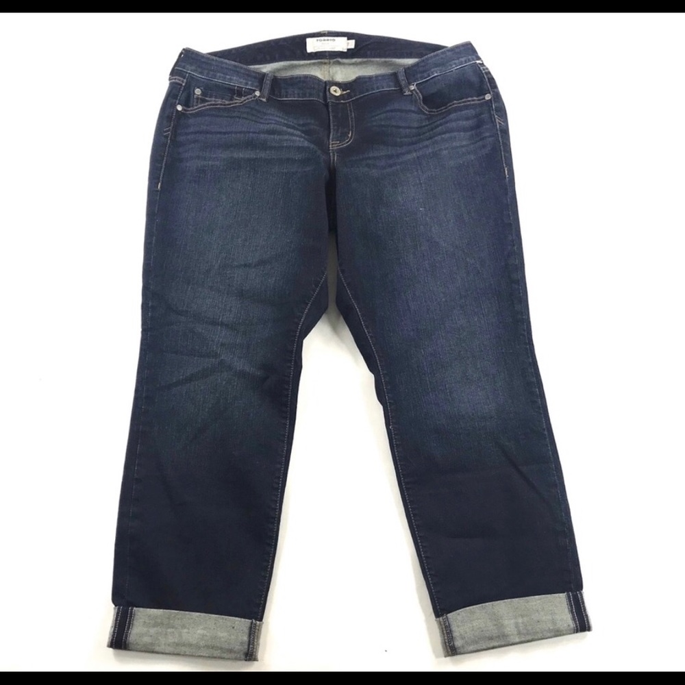 NWOT Torrid Dark Washed Cropped Jeans. Size 18